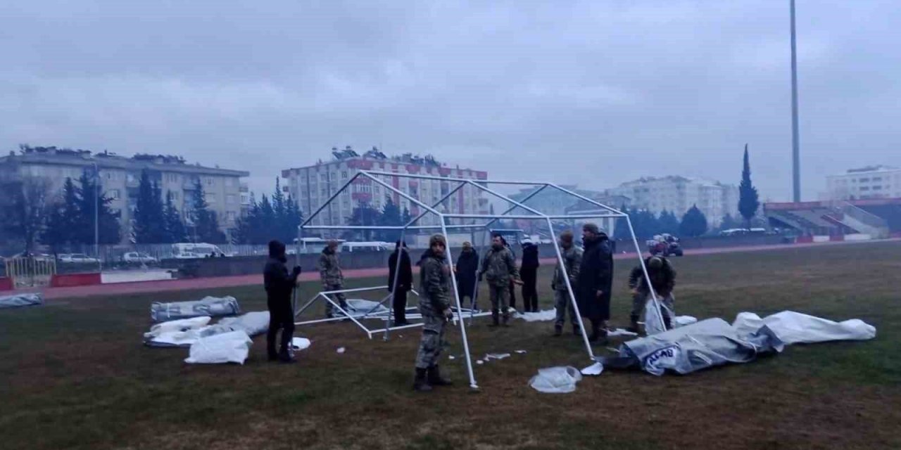 MSB: "Mehmetçiklerimiz, depremzede vatandaşlarımız için çadır kurma faaliyetlerine aralıksız devam ediyor"