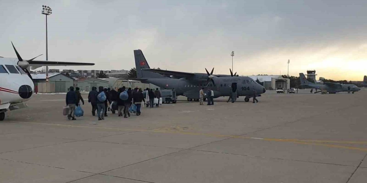 MSB: "Arama-kurtarma çalışmalarına katkı sağlayacak olan maden işçilerimizi, Hava Kuvvetlerine ait uçak ile Adıyaman’a ulaştırdık"