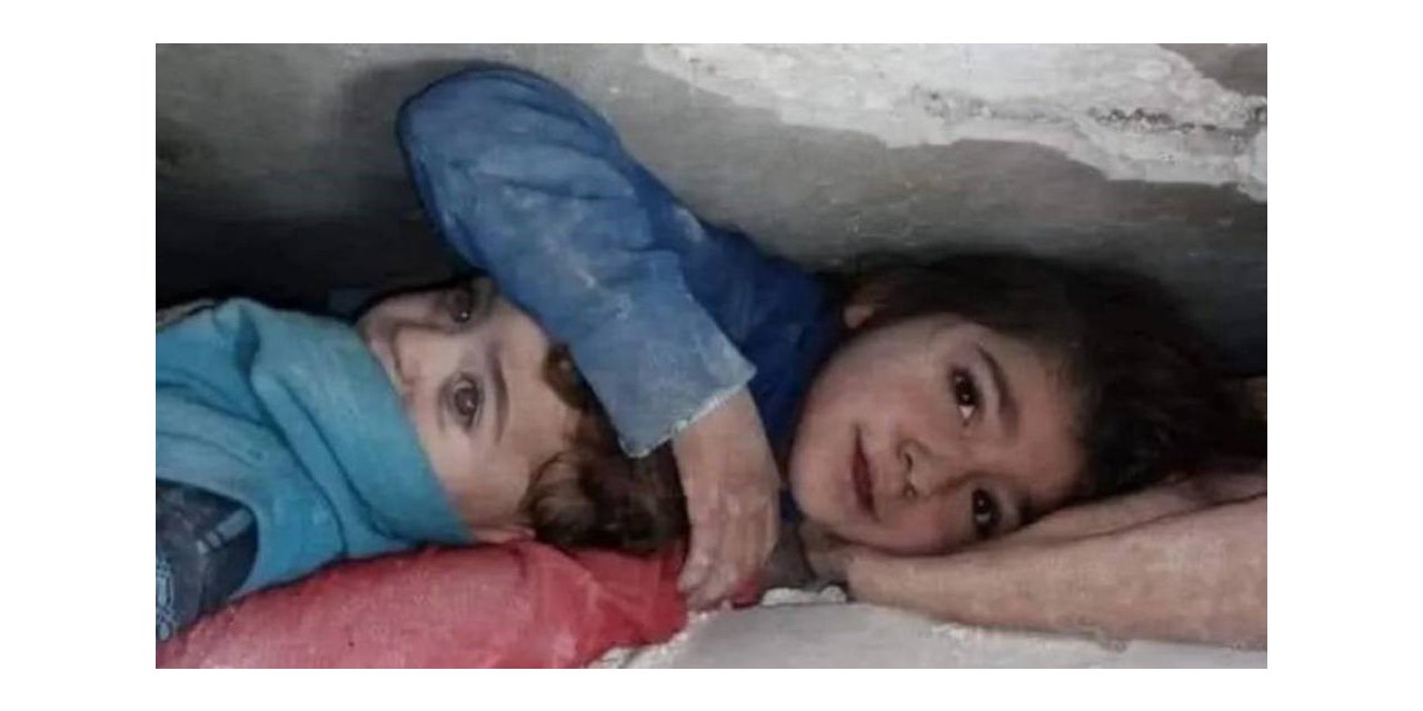 İdlib’te saatler sonra 2 küçük çocuk enkazdan sağ çıkarıldı