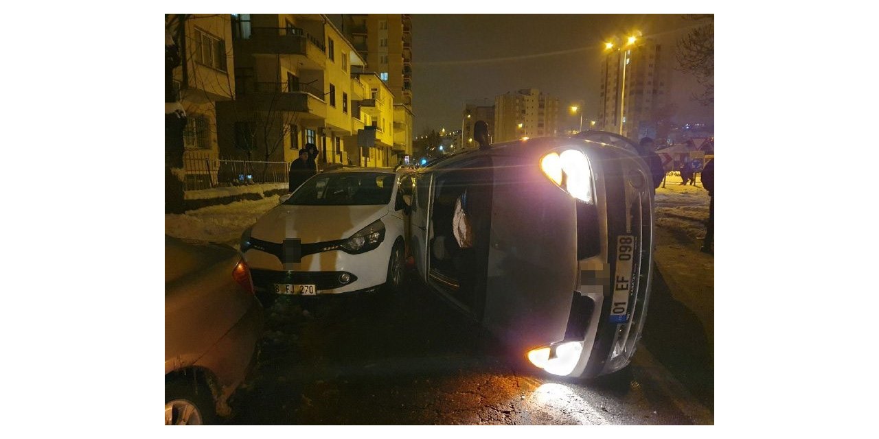 Refüje çarpan otomobil park halindeki aracın üzerine devrildi
