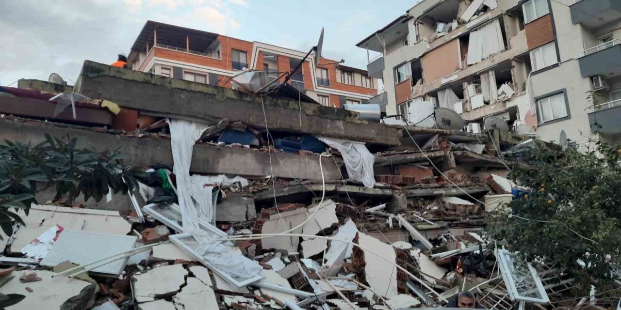 Depremde yıkılan apartmandan 3 çocuk sağ kurtarıldı