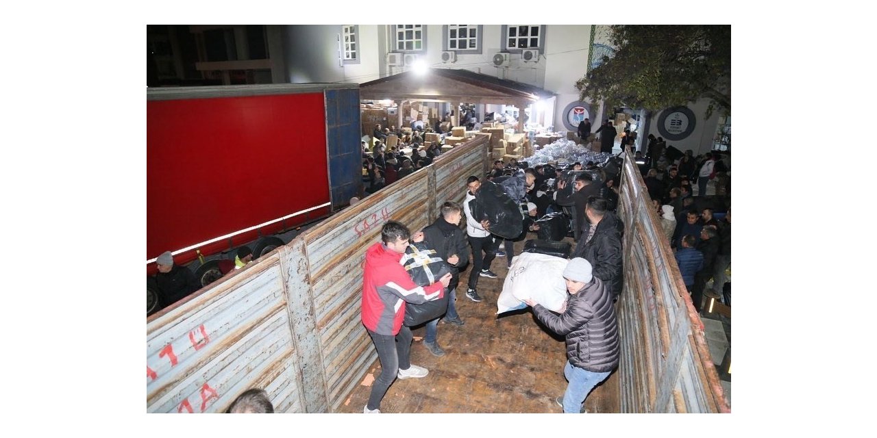 Yüzlerce gönüllü yardım malzemelerini taşımak için insan zinciri oluşturdu
