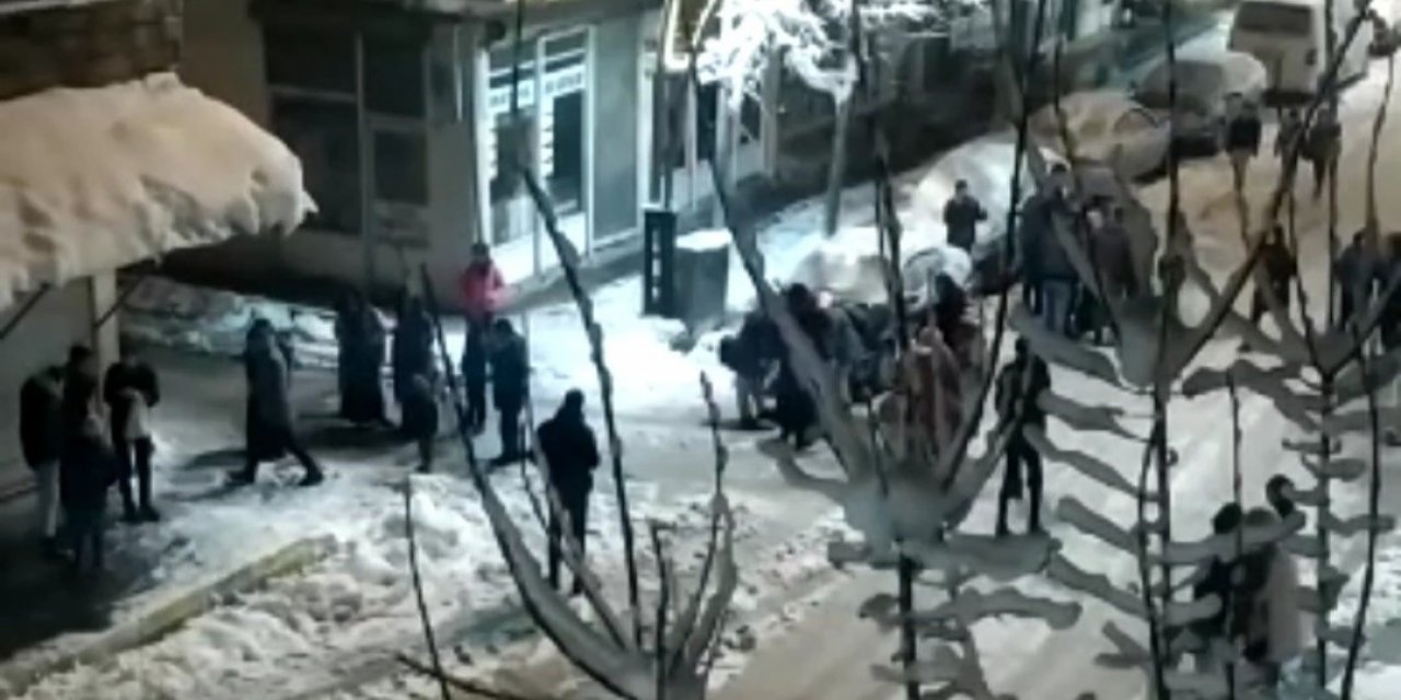 Bahçesaray’daki deprem Çataklıları sokağa çıkardı