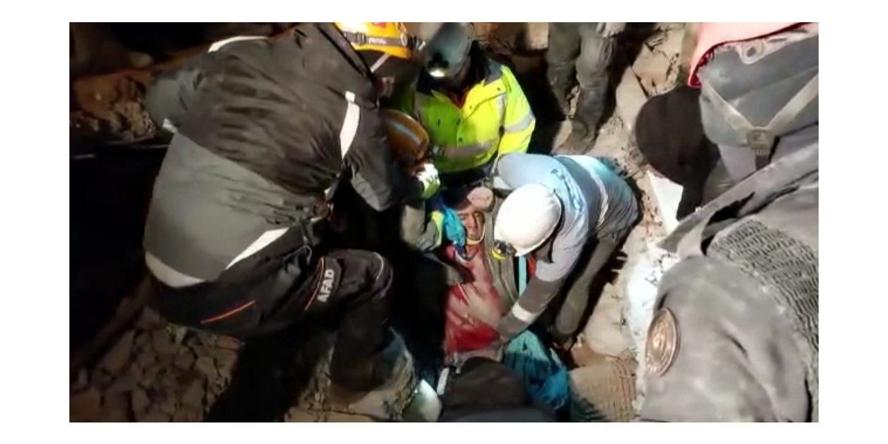 Van polisi 43 saat sonra 2 vatandaşı daha tekbirlerle enkaz altından sağ çıkardı