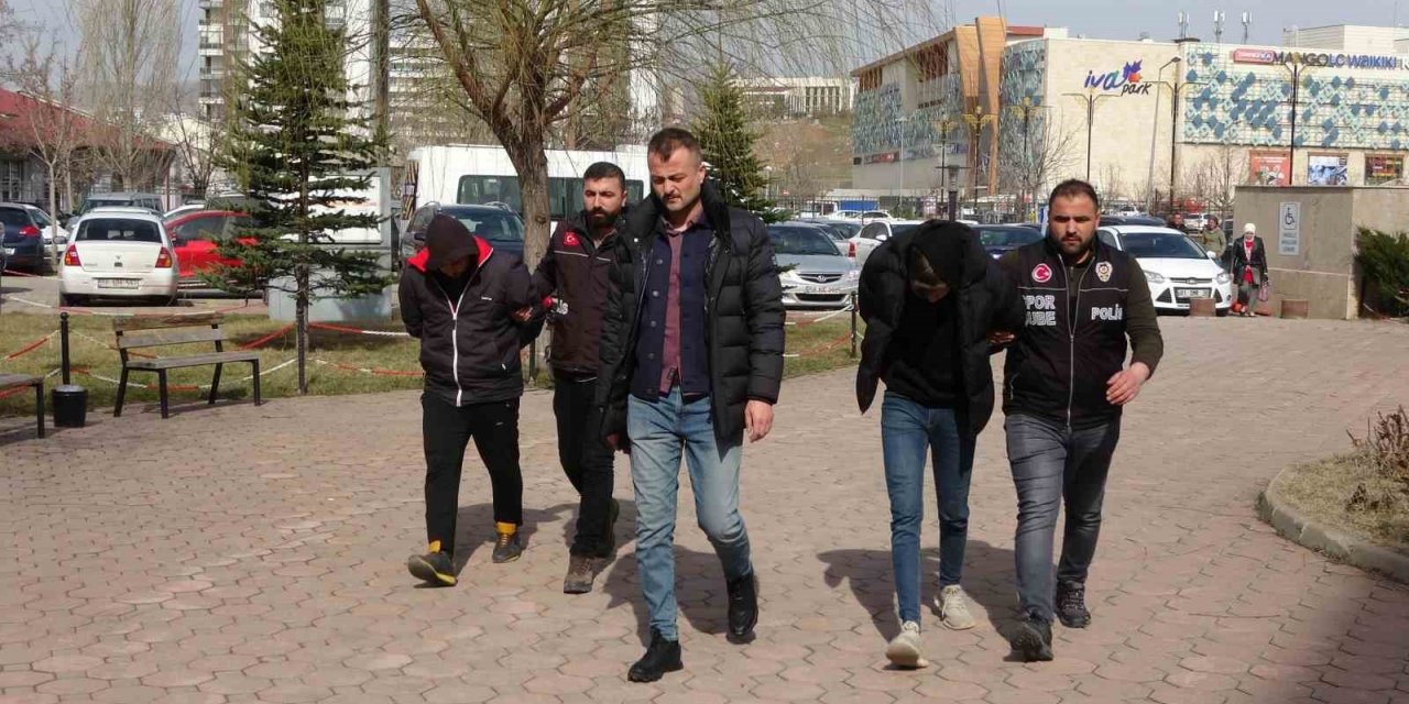 Fiorentinalı futbolcunun burnunu kıran ve sahaya giren iki taraftar tutuklandı
