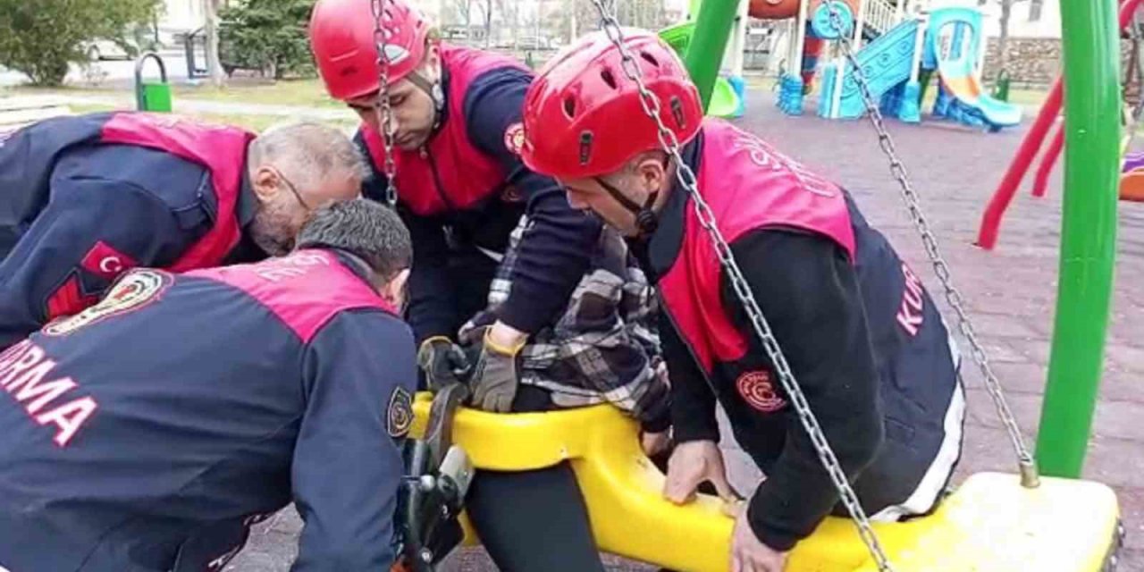 Eğlenmek için bindiği salıncak adeta kabusu oldu