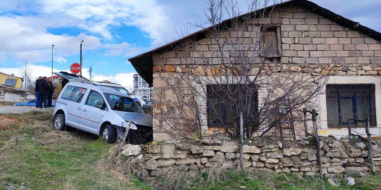 Kontrolden çıkıp evin duvarına çarptı: 5’i çocuk 7 yaralı