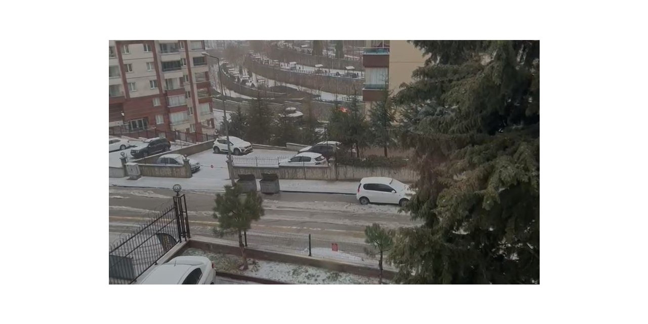 Ankara’da sağanak yağış ve dolu sonrası sokaklar dereye döndü