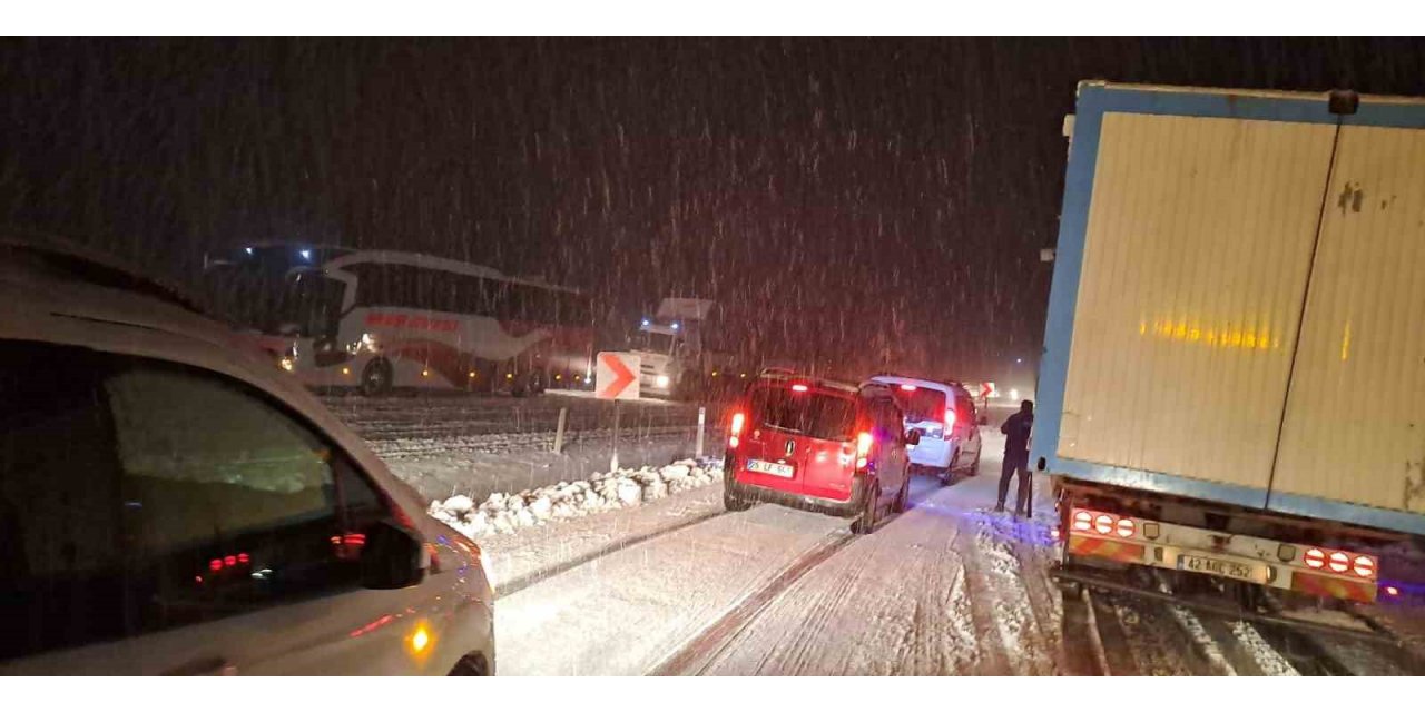 Mart karı yolda bıraktı, Malatya-Kayseri yolu kısmen trafiğe kapandı