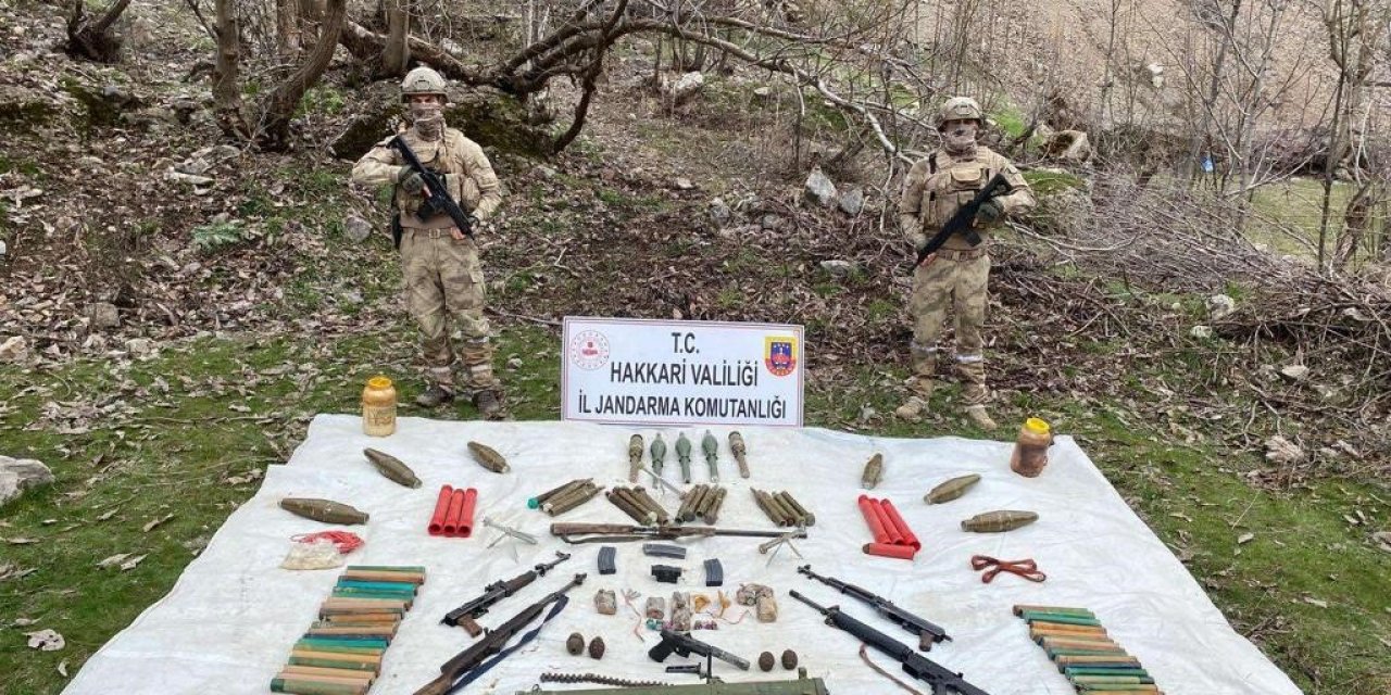 Jandarma, Hakkari kırsalında çok sayıda mühimmat, teçhizat ve malzeme ele geçirdi