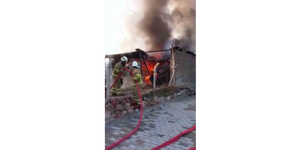 Garajda çıkan yangında traktör ve minibüs küle döndü