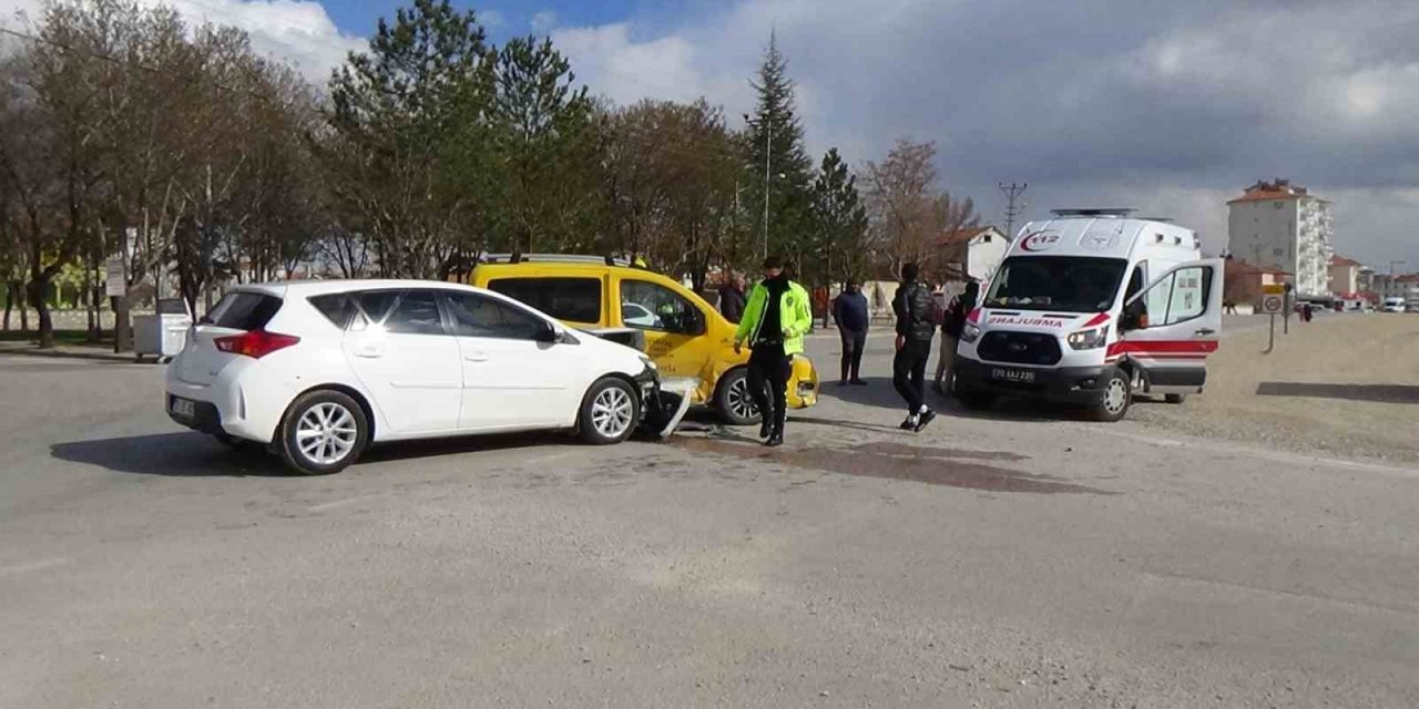 Karaman’da otomobil ile ticari taksi çarpıştı: 1 yaralı