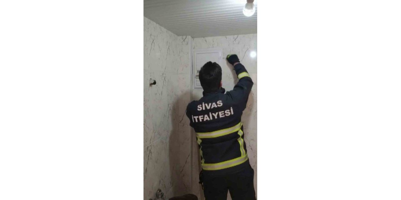 Havalandırma boşluğunda mahsur kaldı, itfaiye ekiplerince kurtarıldı
