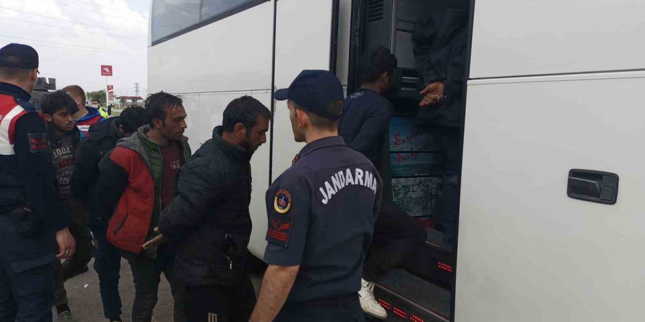 Sivas’ta tırın dorsesinden 134 kaçak göçmen çıktı