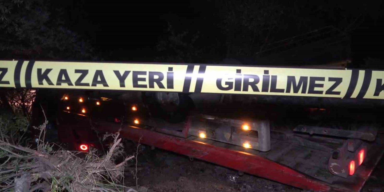 Kontrolden çıkan çekici şarampole devrilip hurdaya döndü: 2 ağır yaralı