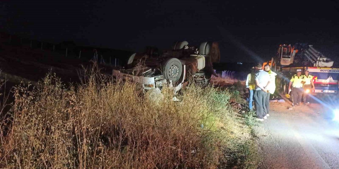 Ankara’da TIR tarlaya uçtu, sürücü hayatını kaybetti