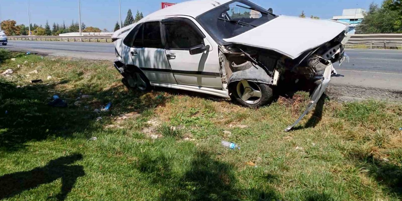 Kontrolden çıkan araç bariyerlere çarptı