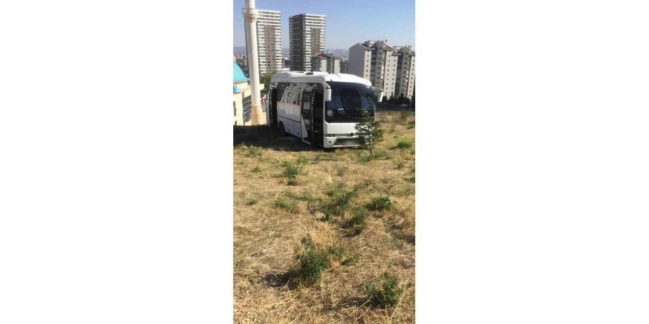 Başkentte servis kazasını rögar kapağı engelledi