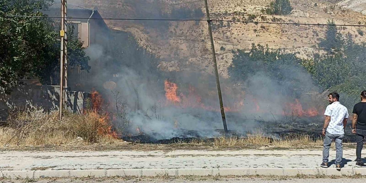 Patlayan lastik az kalsın evleri kül ediyordu