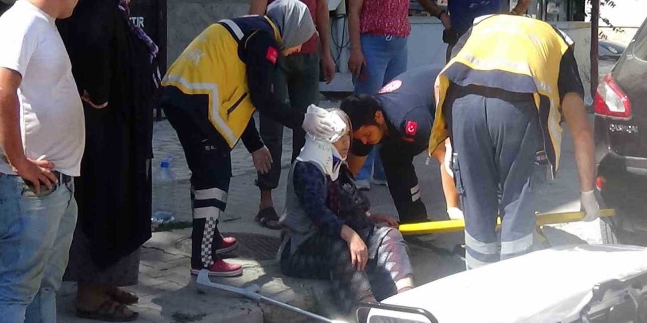 Cipin geri manevra yaparken çarptığı yaşlı kadın yaralandı