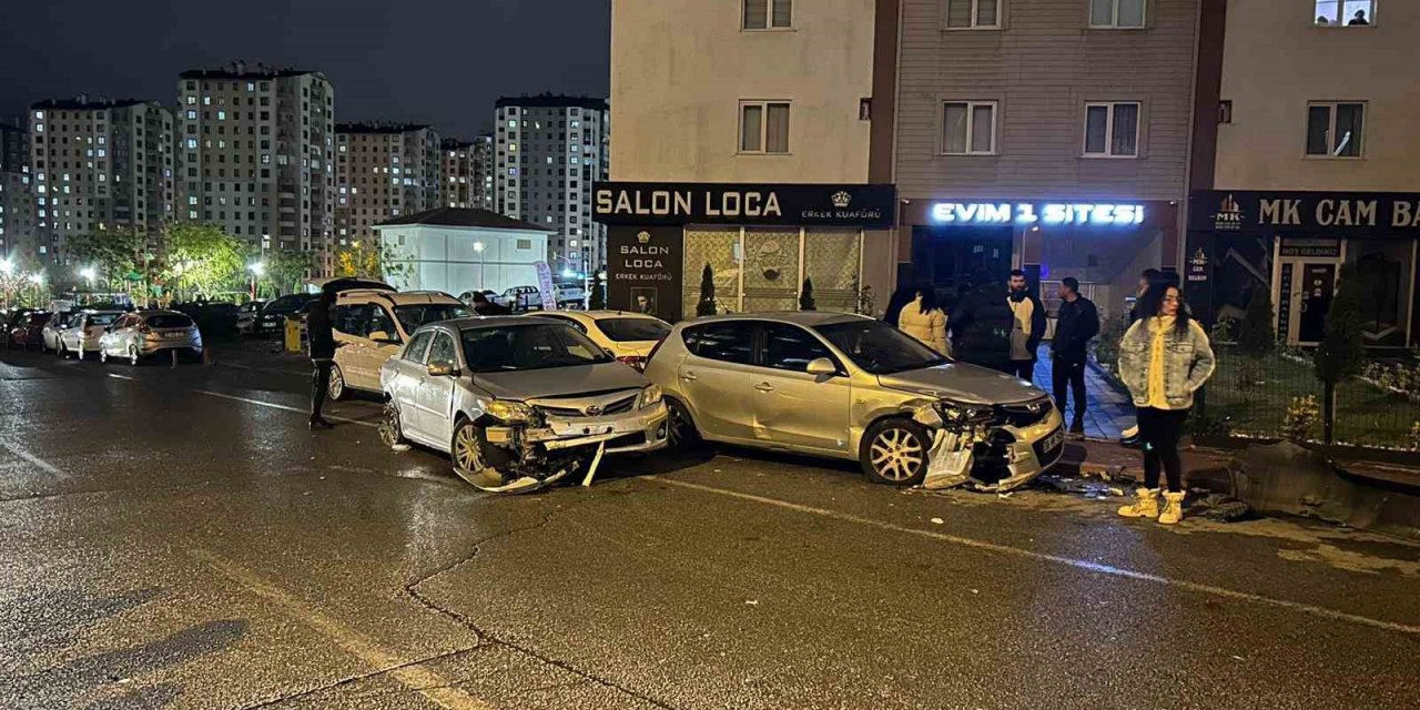 Kazaya karışan otomobil park halindeki 3 otomobile çarptı