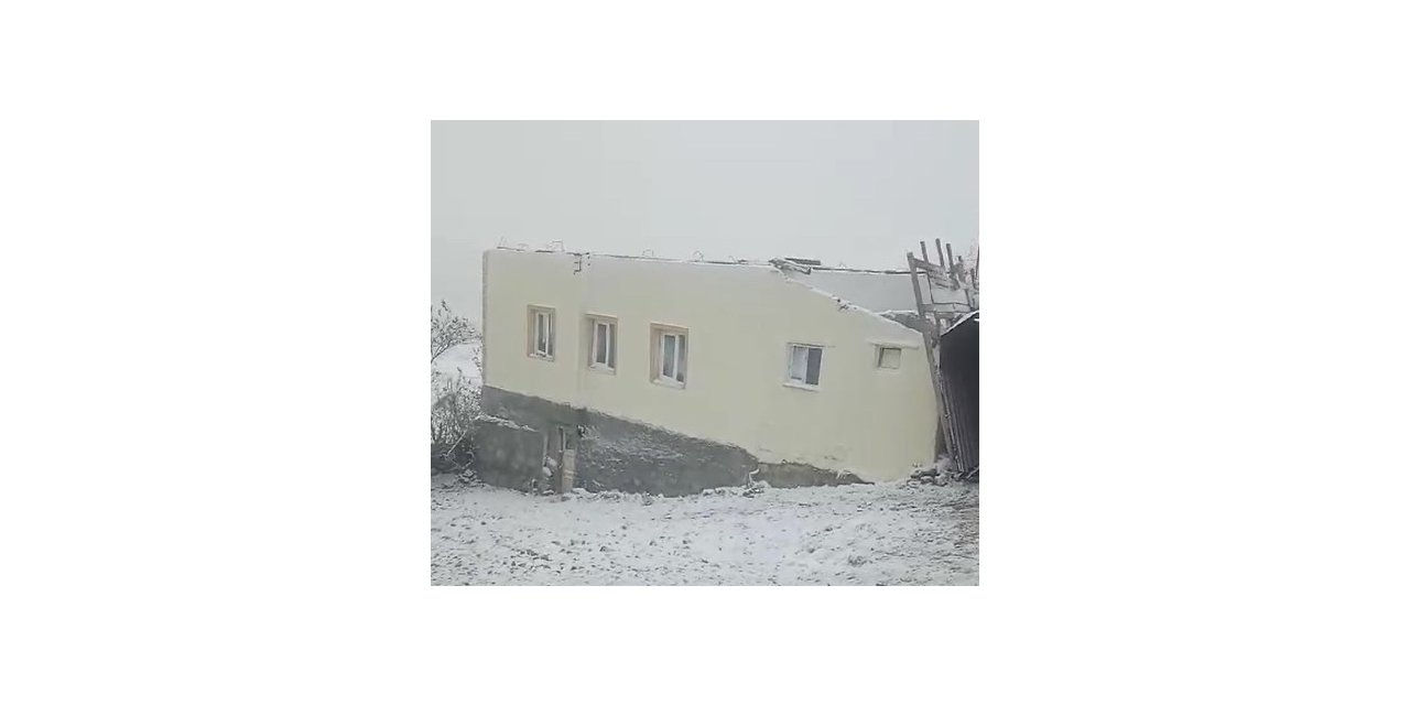 Şiddetli rüzgar caminin çatısını uçurdu