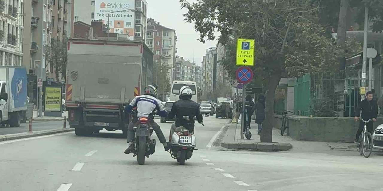Bozulan motosikleti ayağıyla ittirerek götürdü