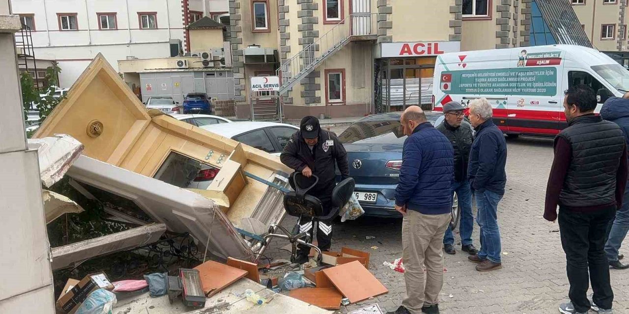 Rahatsızlanan sürücü aracıyla hastaneye daldı