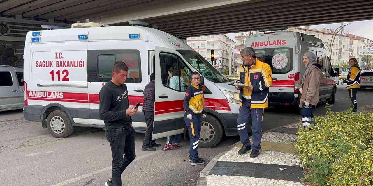 Kırmızı ışık ihlali yapan tır otomobile çarptı: 2 yaralı