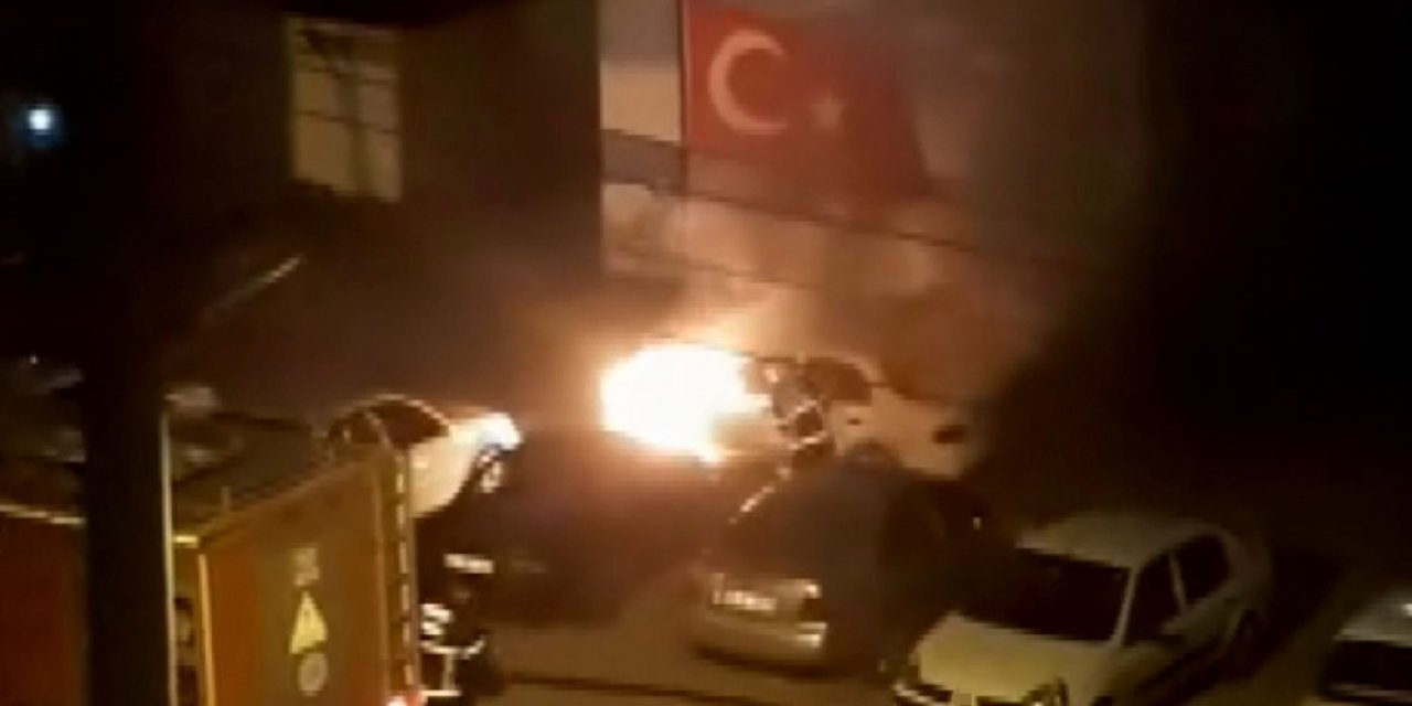 Aksaray’da park halindeki otomobil alev alev yandı