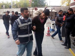 Çaldıkları paralarla daire kiralayıp, uyuşturucu partisi yapmışlar