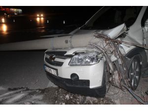 Cip çarptığı direğin altında kaldı
