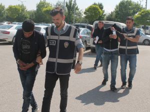 Otomobil çalıp parkta çekirdek yerken yakalanan şüpheliler tutuklandı