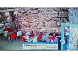 Lokantadan para çalan çocuklar kamerada