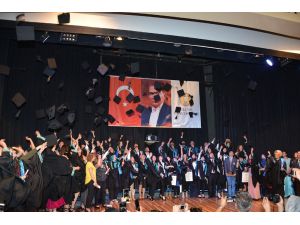 Mezuniyet töreninde emektar öğretim üyeleri de unutulmadı