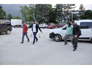 Piyasaya sahte para süren iki şüpheli yakalandı