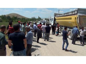 Kum kamyonlarına tepki gösteren vatandaşlar yol kapattı