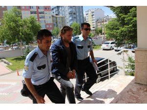 Eski eşini boğazından bıçakla yaralayan kişi tutuklandı