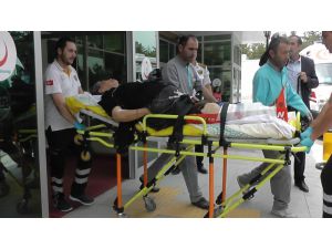 Kızını korumaya çalışan yaşlı kadını bacağından tüfekle vurdular
