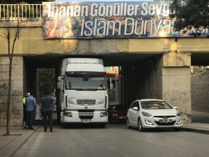 Alt geçide sıkışan tır çekici yardımıyla kurtarıldı