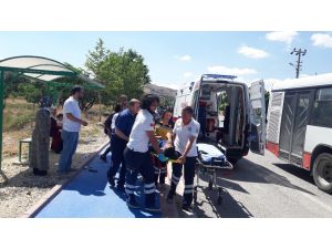 Otomobilin çarptığı genç hastanelik oldu