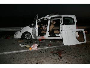 Hafif ticari araç kamyona çarptı: 3 ölü