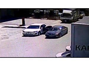 10 saniyede otomobilde bulunan 55 bin lirayı çaldılar