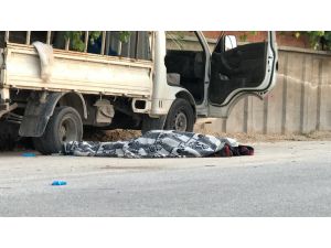 Otomobille çarpışan kamyonet yol kenarındakilerin arasına daldı: 1 ölü, 7 yaralı