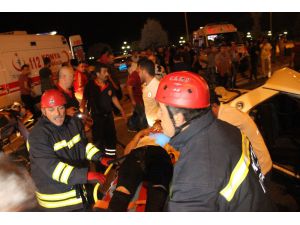 Karşı şeride geçen otomobil hafif ticari araçla çarpıştı: 1 ölü 7 yaralı