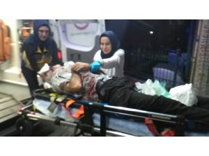 Otomobil trafik ışıklarına çarptı: 1’i ağır 2 yaralı