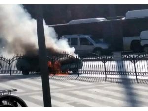 Kırmızı ışıkta bekleyen otomobil alev alev yandı