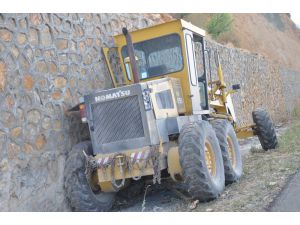 İstinat duvarına çarpan greyder sürücüsü öldü