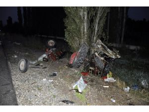 Yolcu otobüsüyle çarpışan traktör üçe bölündü: 2 yaralı