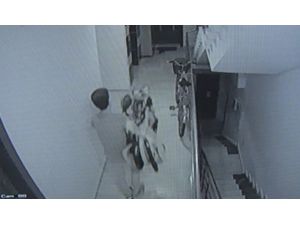 Önce ayakkabıları sonra bebek arabasını çalan şüpheli kamerada